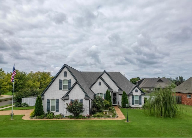 view of front of home featuring a front yard