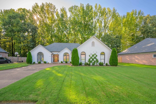 view of front of house featuring a front yard