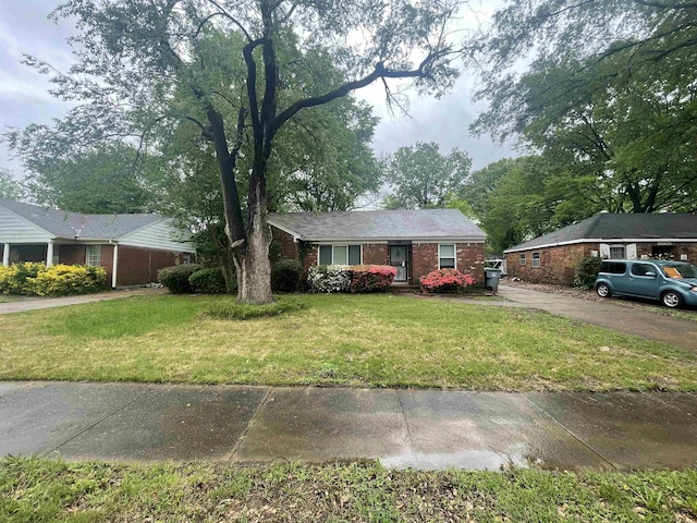 single story home featuring a front yard