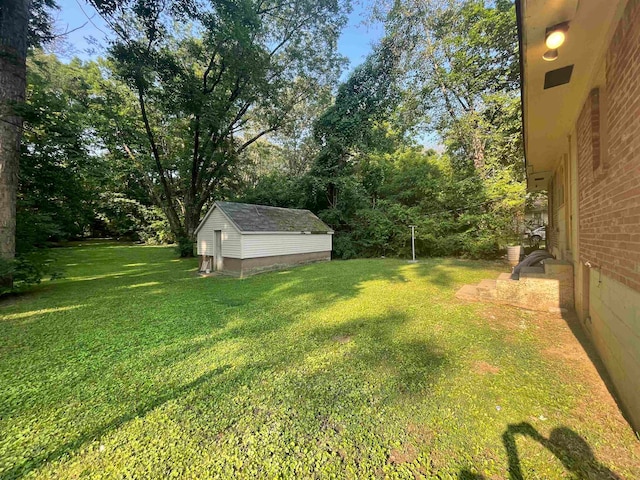 view of yard featuring a storage shed