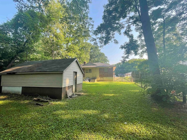 view of yard with an outdoor structure