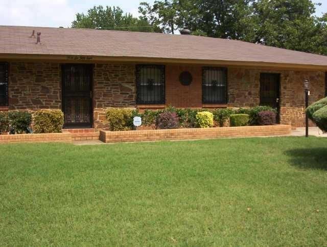 ranch-style house featuring a front lawn