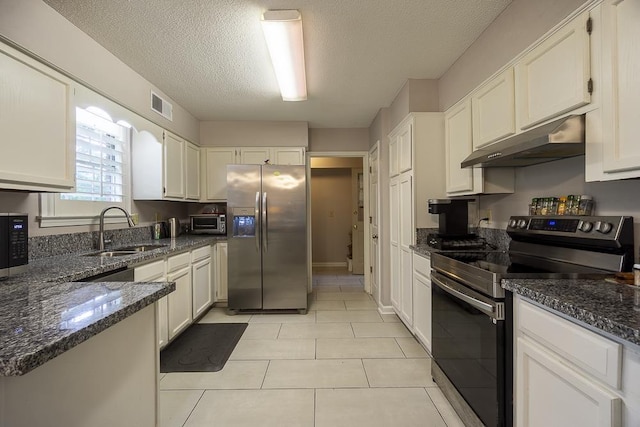 7150 Woodridge Ln, Germantown, TN 38138 - kitchen featuring stainless steel appliances, a sink, dark stone countertops, visible vents, and under cabinet range hood