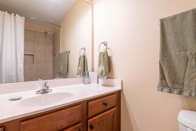 bathroom featuring a shower with curtain, vanity, and toilet