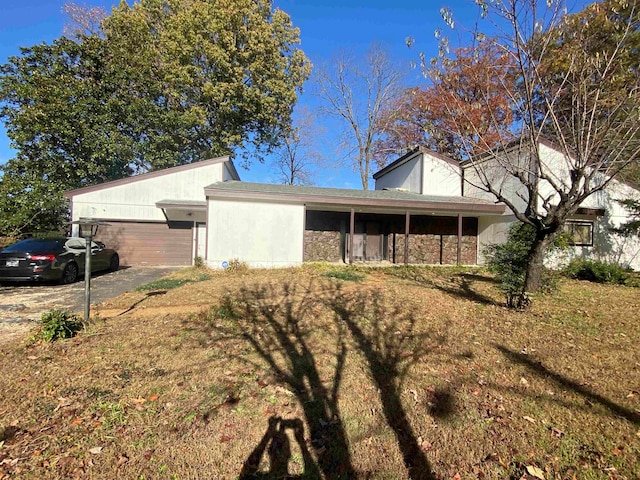 view of front facade with a front lawn