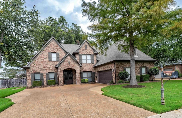 view of front of property featuring a front yard