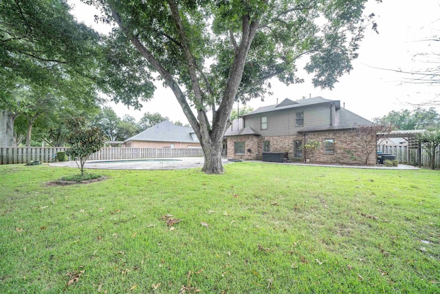 view of yard featuring a fenced in pool