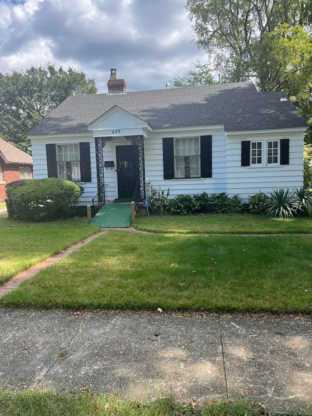 view of front of house with a front lawn