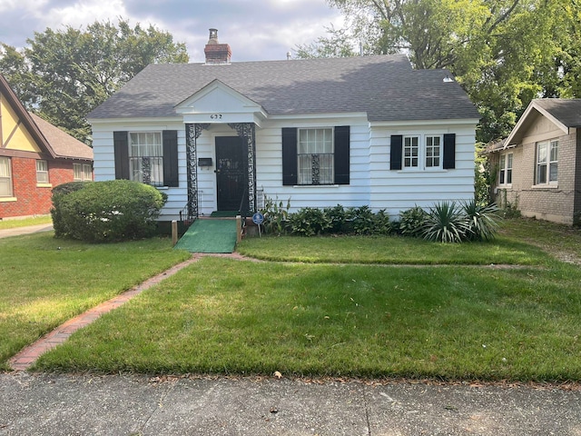 view of front facade with a front lawn