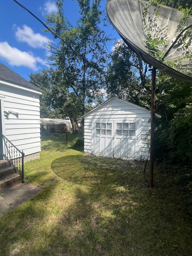 view of yard with a shed