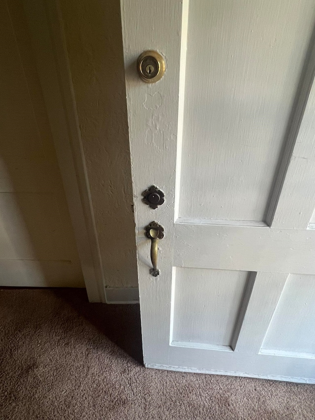 room details featuring carpet floors