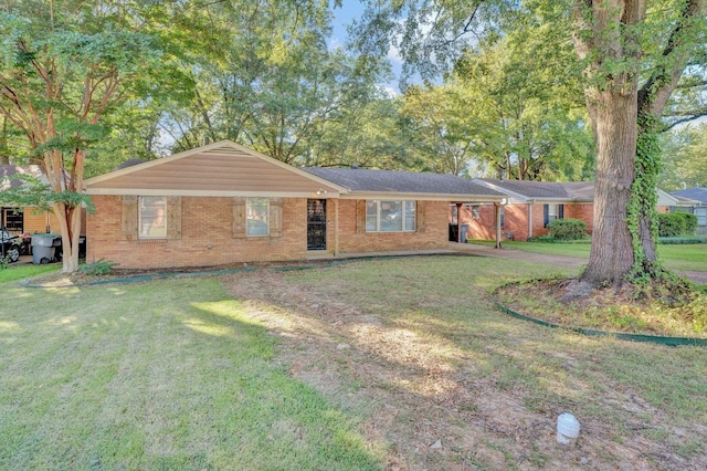 ranch-style home featuring a front lawn