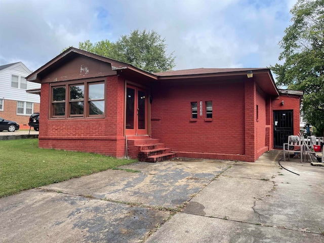 view of front of home with a front lawn