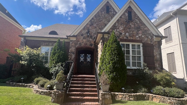 view of front facade with a front lawn