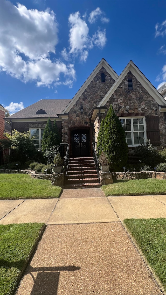 view of front facade with a front yard