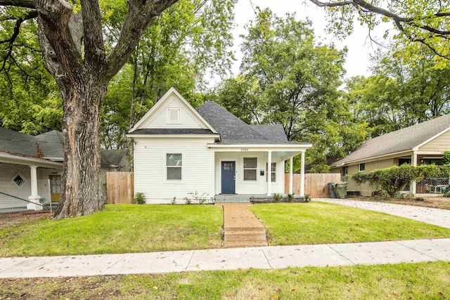 view of front of property featuring a front lawn