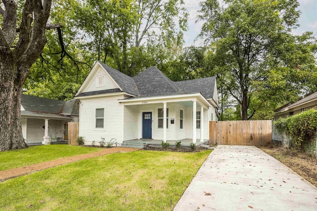 view of front facade featuring a porch and a front lawn