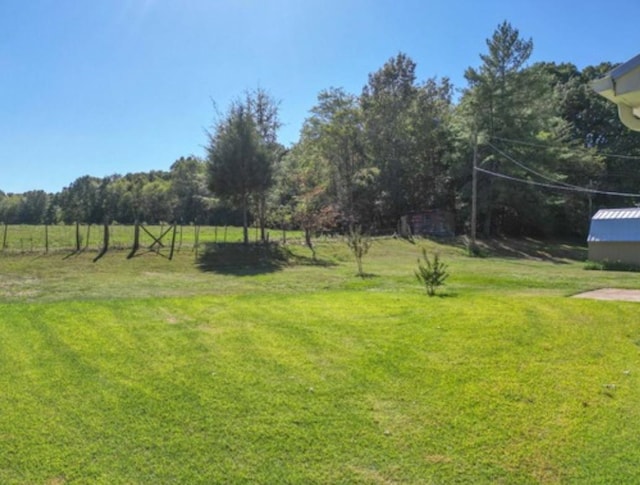 view of yard featuring a rural view