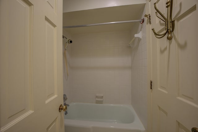 bathroom featuring tiled shower / bath combo