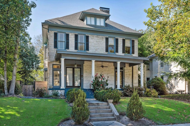 view of front of home featuring a front yard, covered porch, and ceiling fan