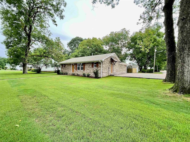 view of front facade with a front yard