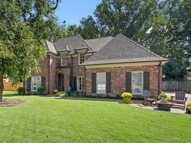 view of front of home with a front lawn, a patio area, and a fire pit