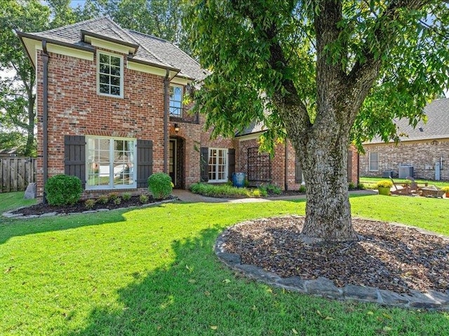 view of front of home featuring a front lawn