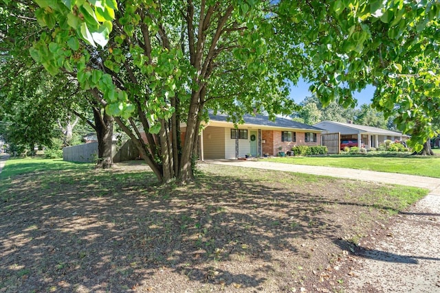 ranch-style house featuring a front lawn