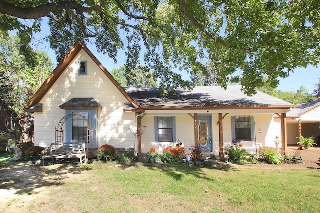 view of front of property featuring a front lawn