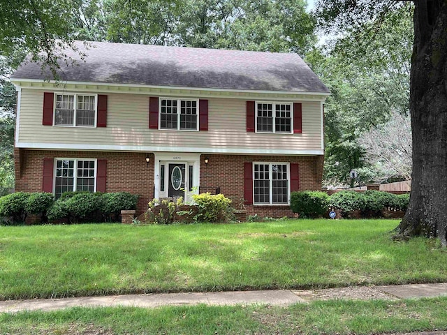 colonial home featuring a front lawn