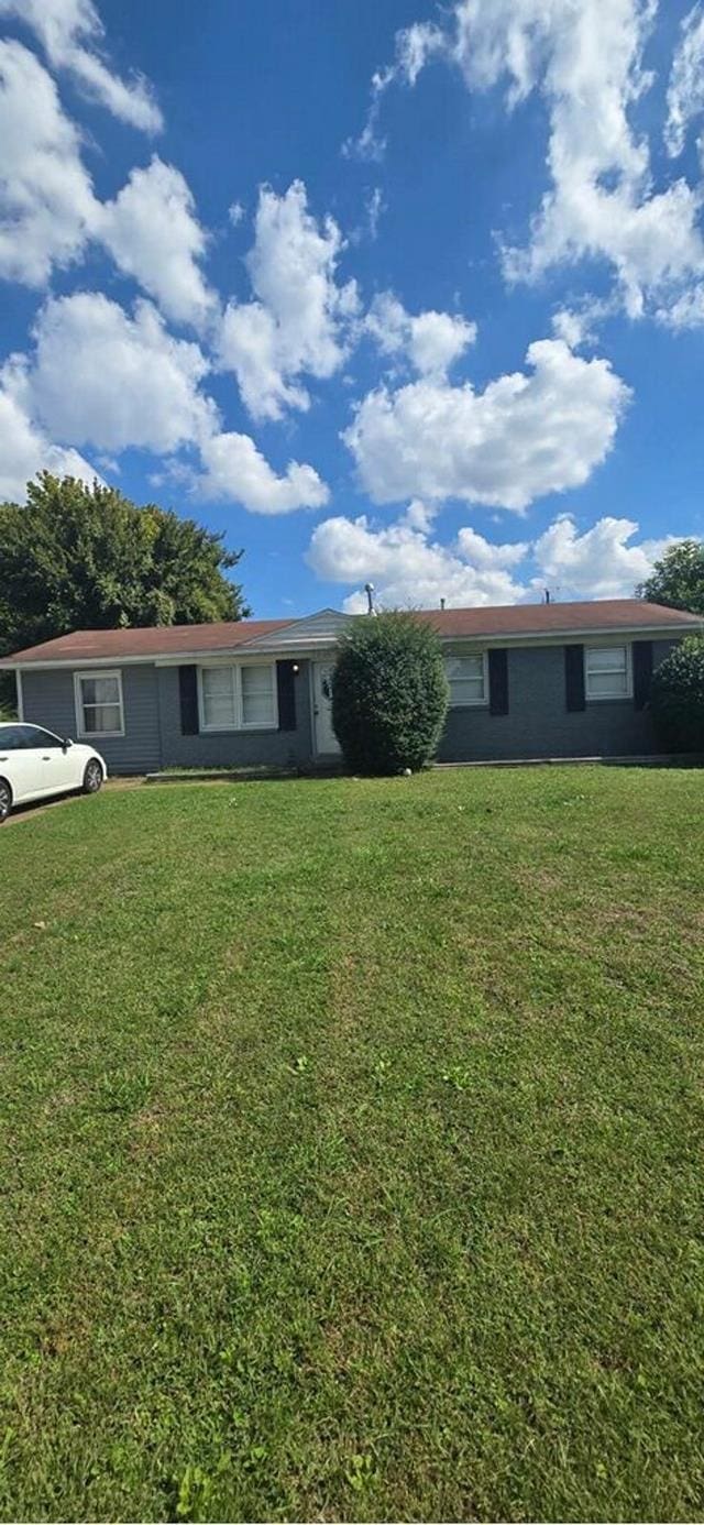 ranch-style home with a front yard