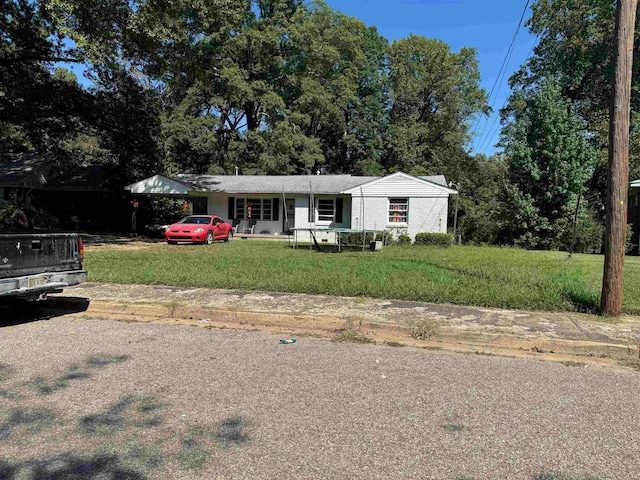 view of front of house featuring a porch and a front lawn