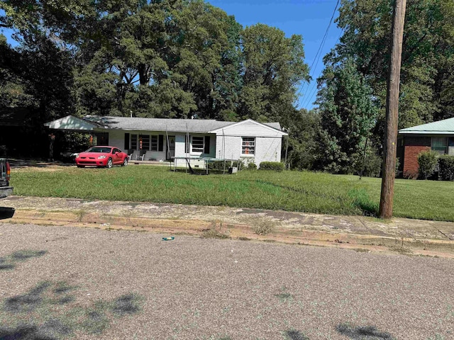 single story home featuring a front yard