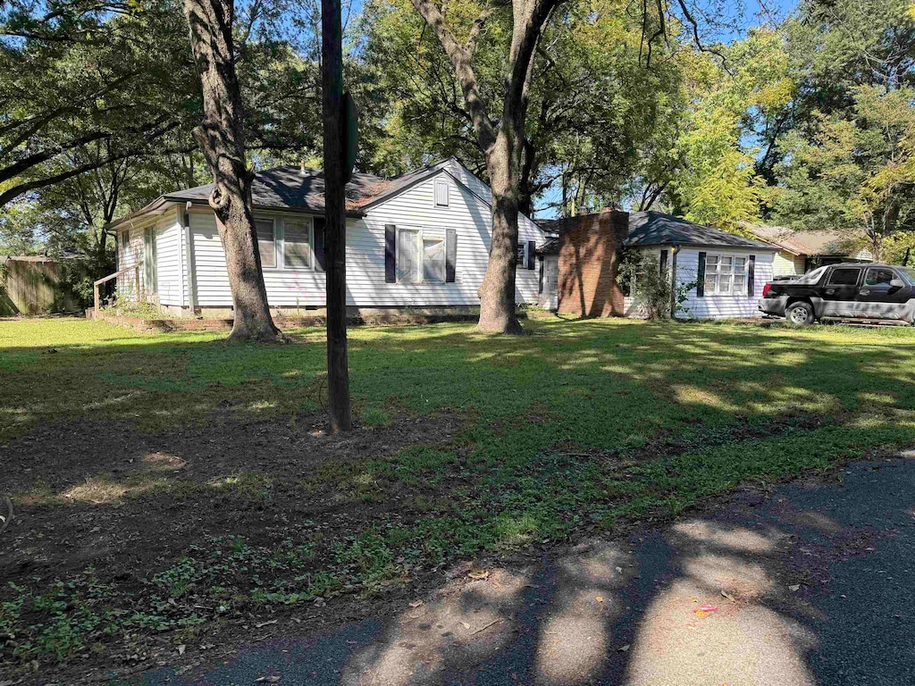 ranch-style home featuring a front yard