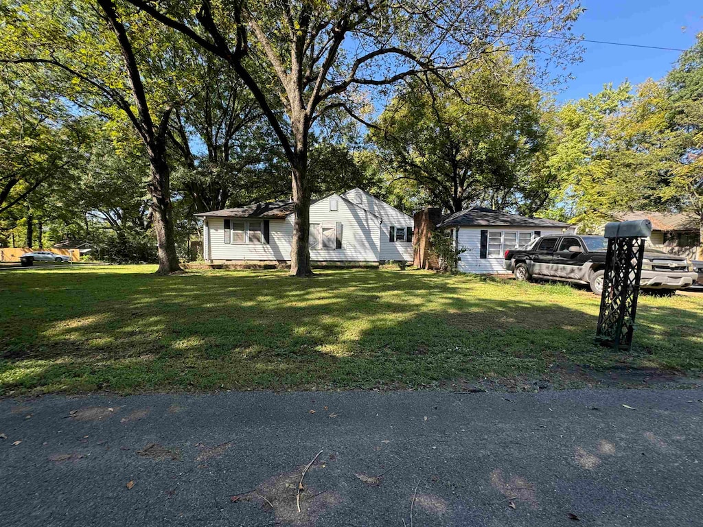 view of front of property featuring a front yard