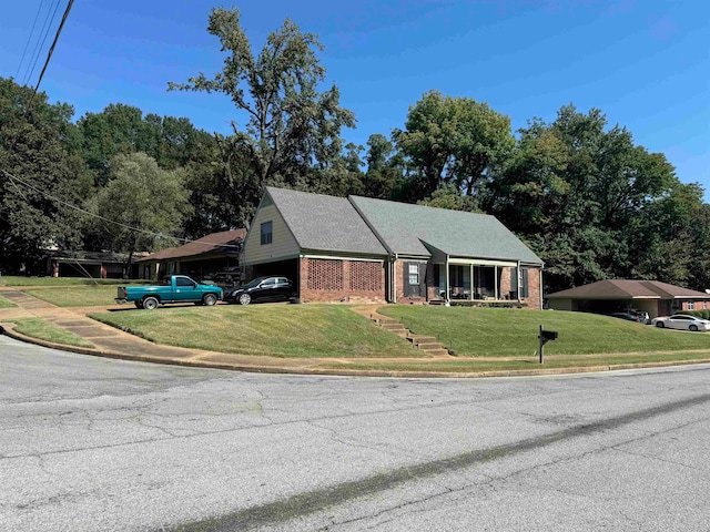 view of front of home featuring a front yard