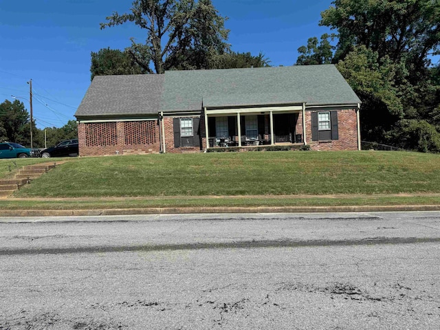 view of front of property featuring a front lawn