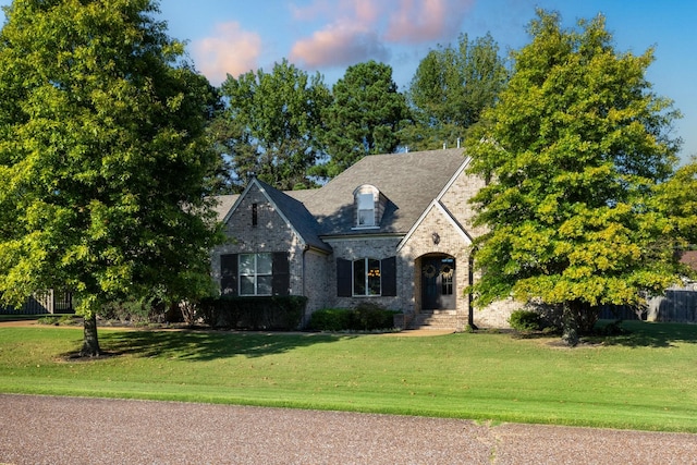 view of front facade featuring a lawn