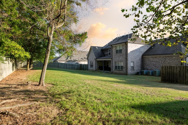 view of yard at dusk