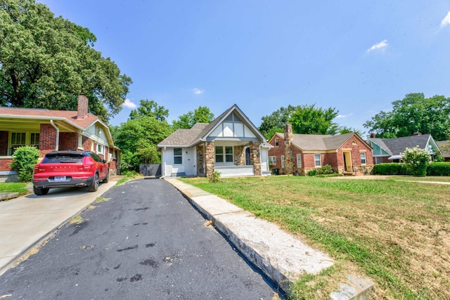 view of front of property featuring a front lawn