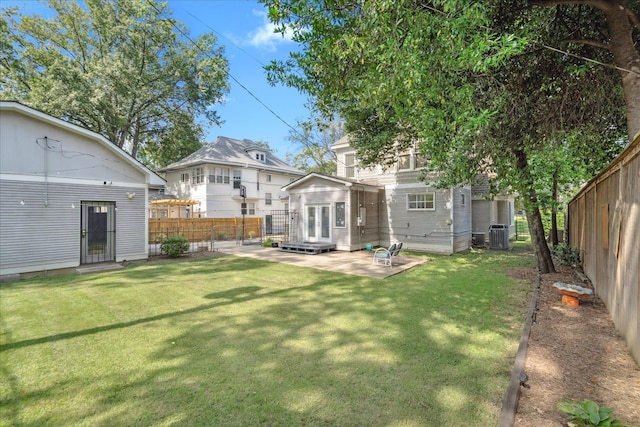 view of yard featuring a patio area