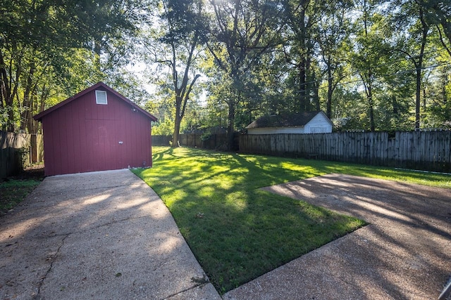 view of yard featuring an outdoor structure