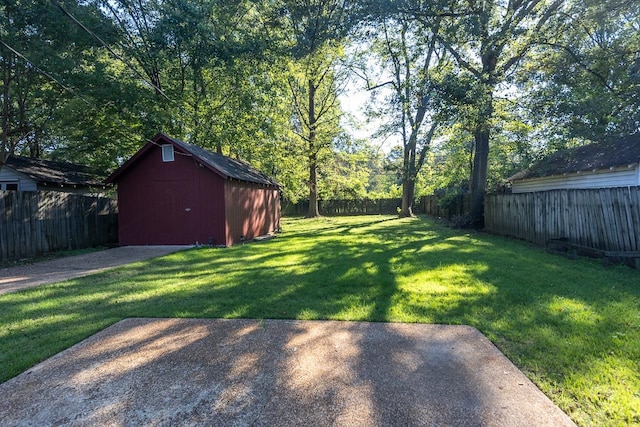 view of yard with a storage shed