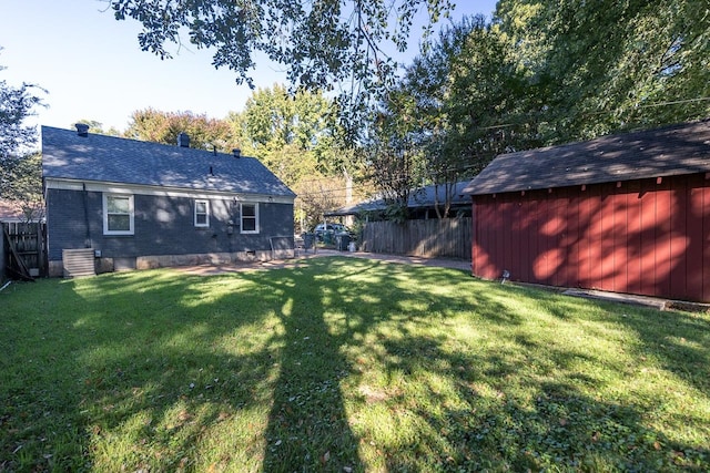 view of yard featuring an outdoor structure