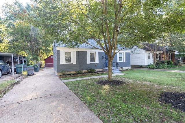 view of front of property featuring a front yard