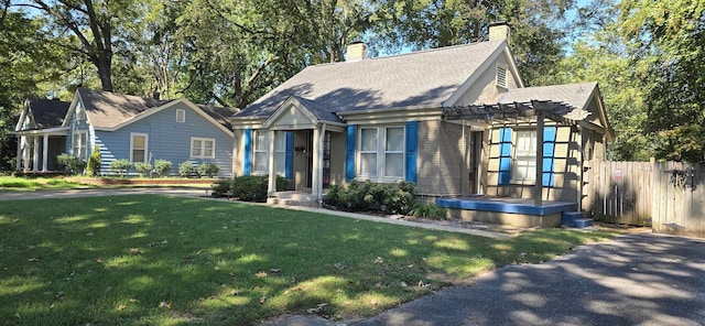 view of front facade featuring a front yard