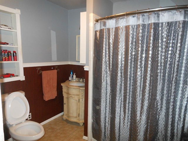 bathroom featuring a shower with shower curtain, vanity, and toilet