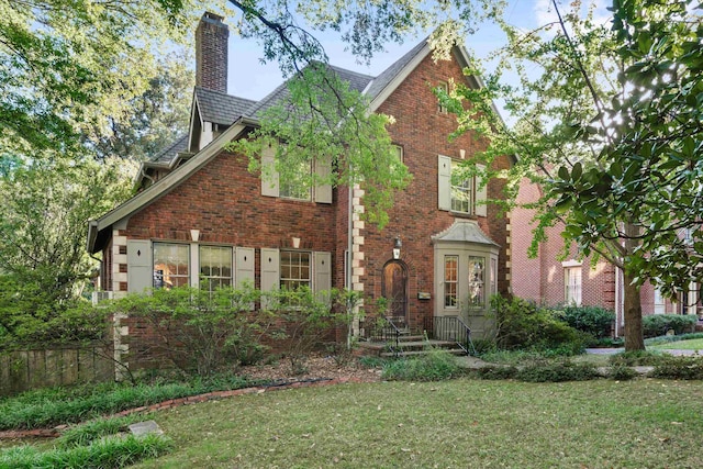 view of front of property featuring a front yard