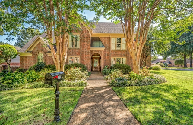 view of front of house with a front lawn