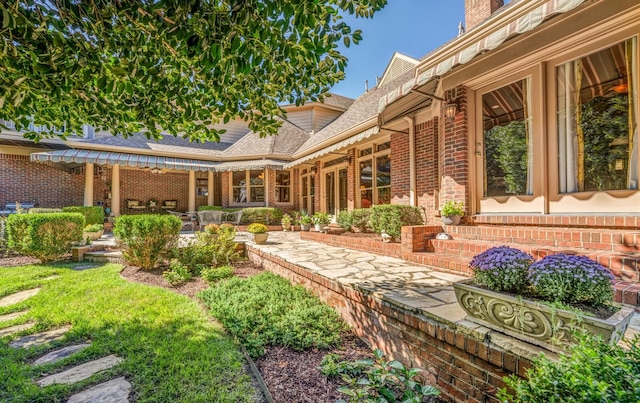 view of yard featuring a patio